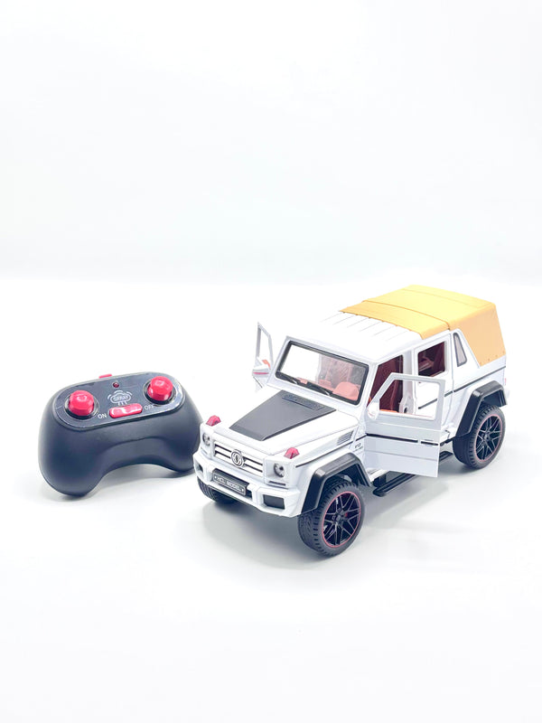 R/C Die-Cast Luxury 4x4 SUV — 1:22 Scale with Spray Effect and Opening Doors (White)